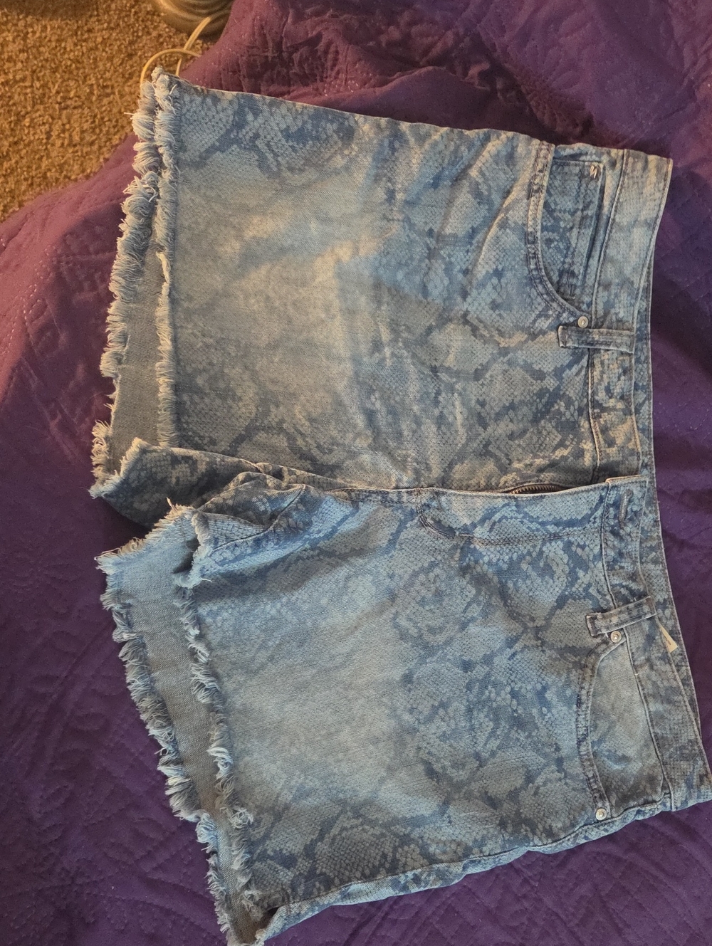 3/$15 Seven7 Light Blue Snake-Print Denim Shorts